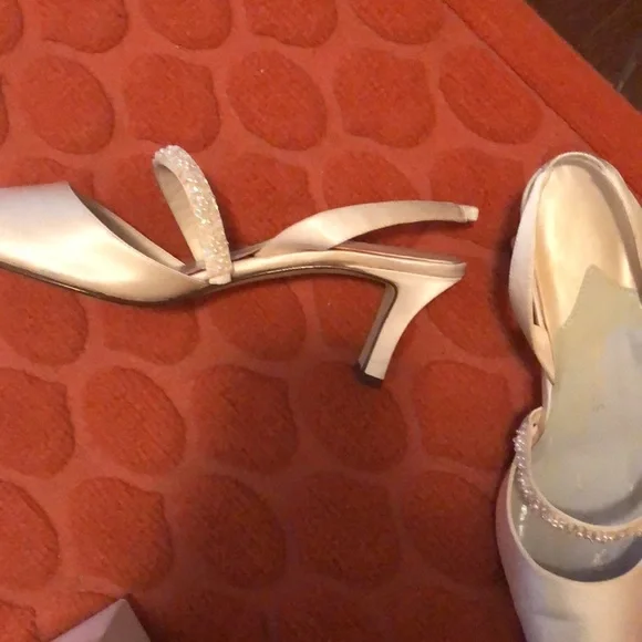 Caparros ivory silk shoes size 7 1/2 - Picture 4 of 5